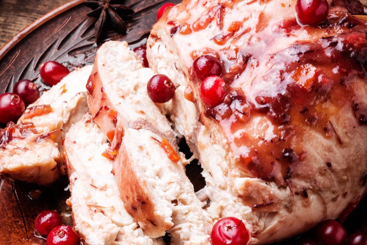 Dinde rôtie farcie & sauce aux canneberges maison