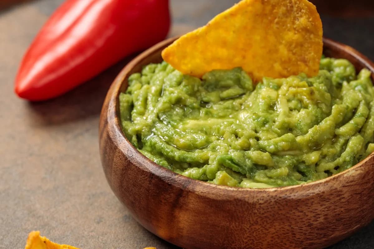Guacamole festif et chips croquantes