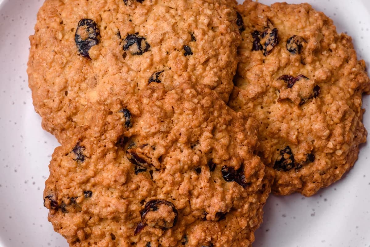 Moist Oatmeal Raisin Cookies