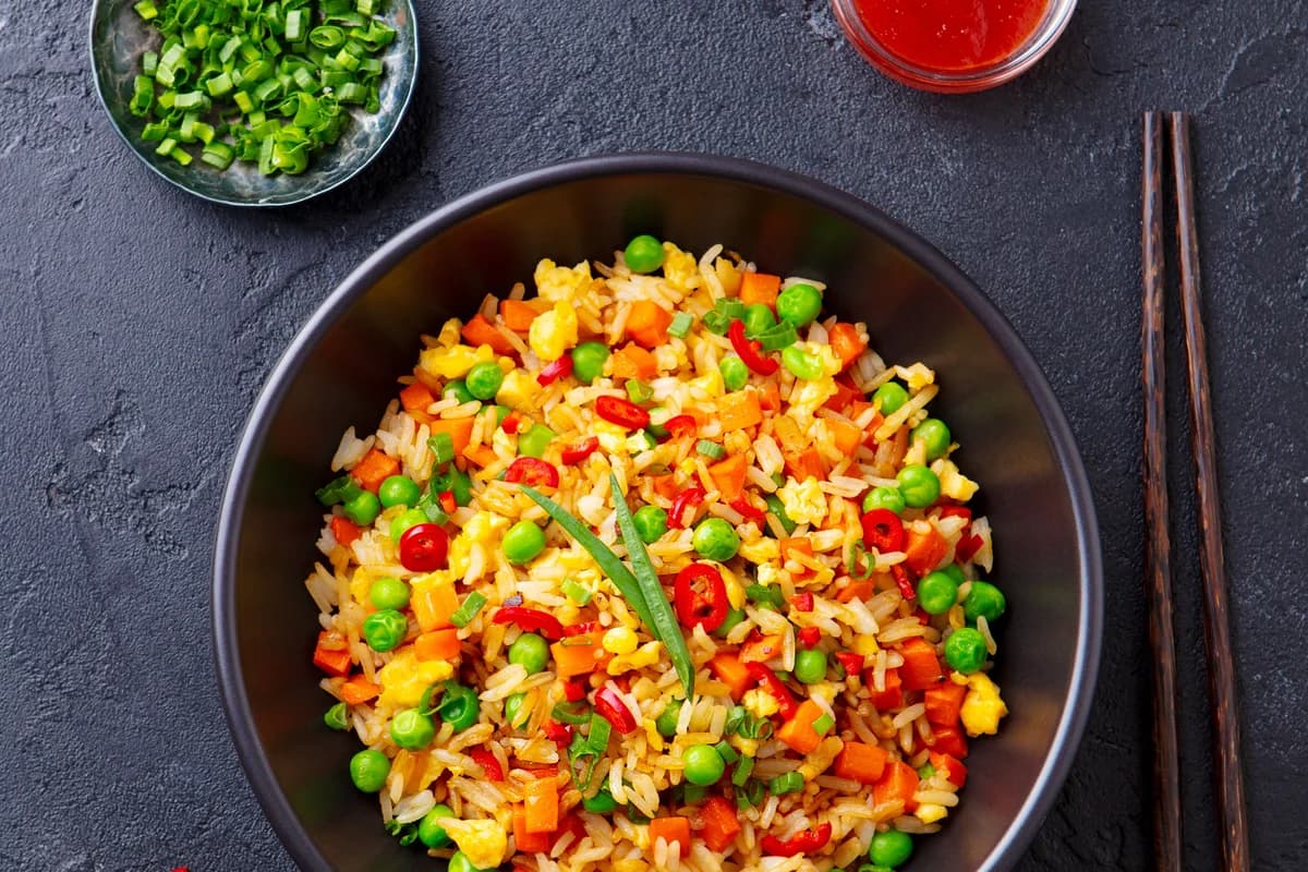 Riz frit asiatique rapide et savoureux