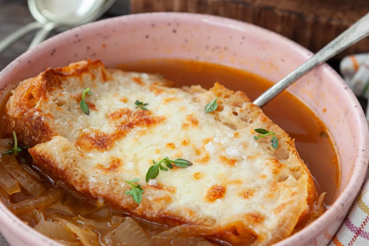Soupe à l'Oignon Gratinée