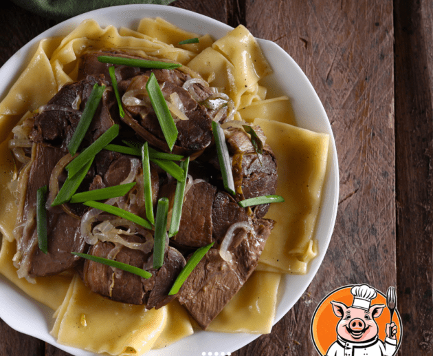 Pasta with roast beef and green onions.