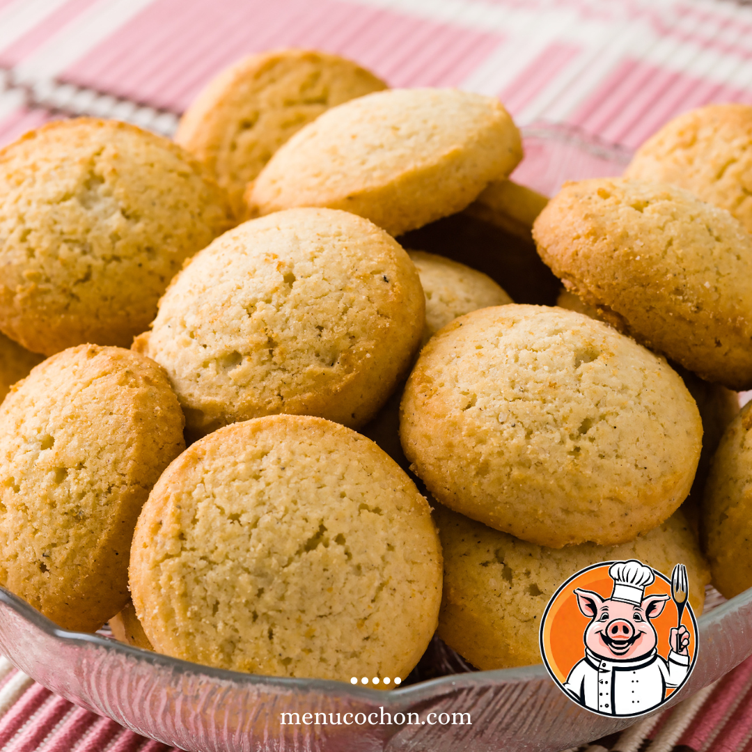 Biscuits maison dans un panier sur nappe à carreaux.