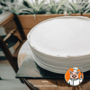 Gâteau blanc sur table, logo cochon chef, menucochon.com