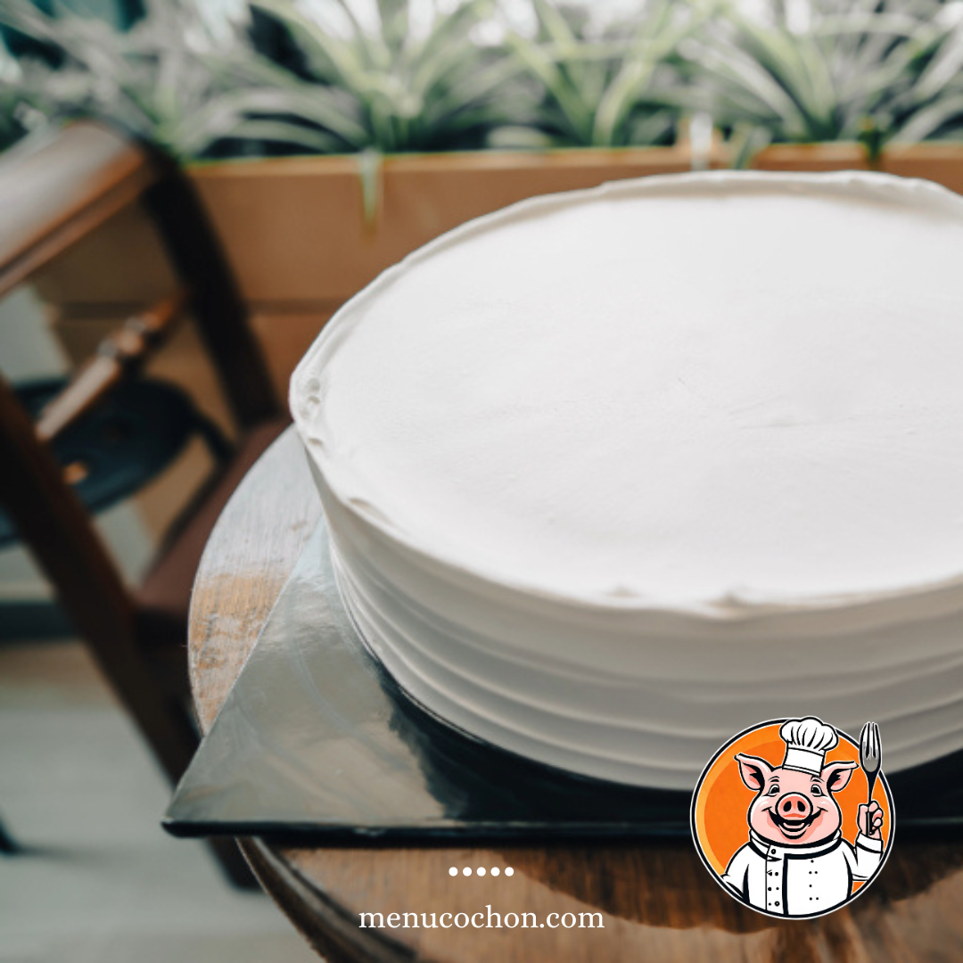 White cake on table, logo cochon chef, menucochon.com