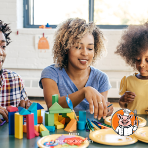 Family playing with building blocks, logo menucochon.com
