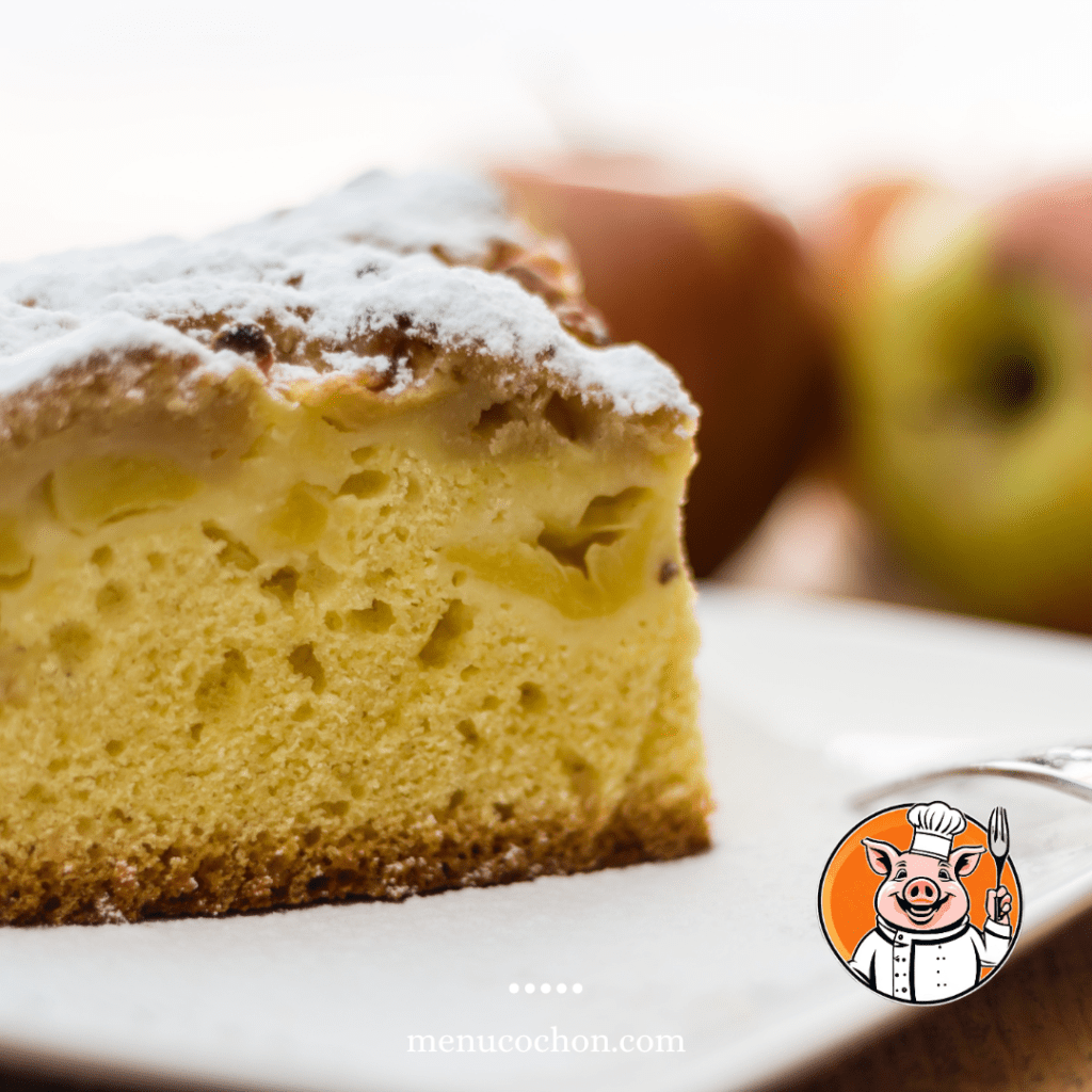 Gâteau aux pommes saupoudré de sucre glace.