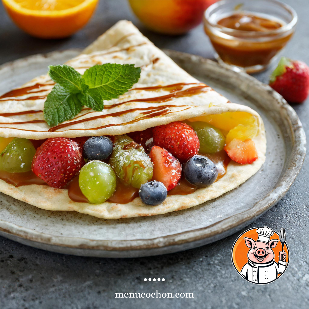 Crêpe fruitée avec sirop, fraîches et appétissantes.