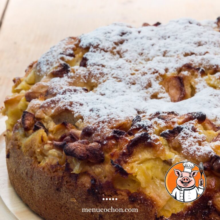 Gâteau aux pommes saupoudré de sucre glace.